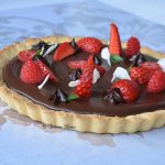 Crostata al cocco, ganache al cioccolato e frutti rossi